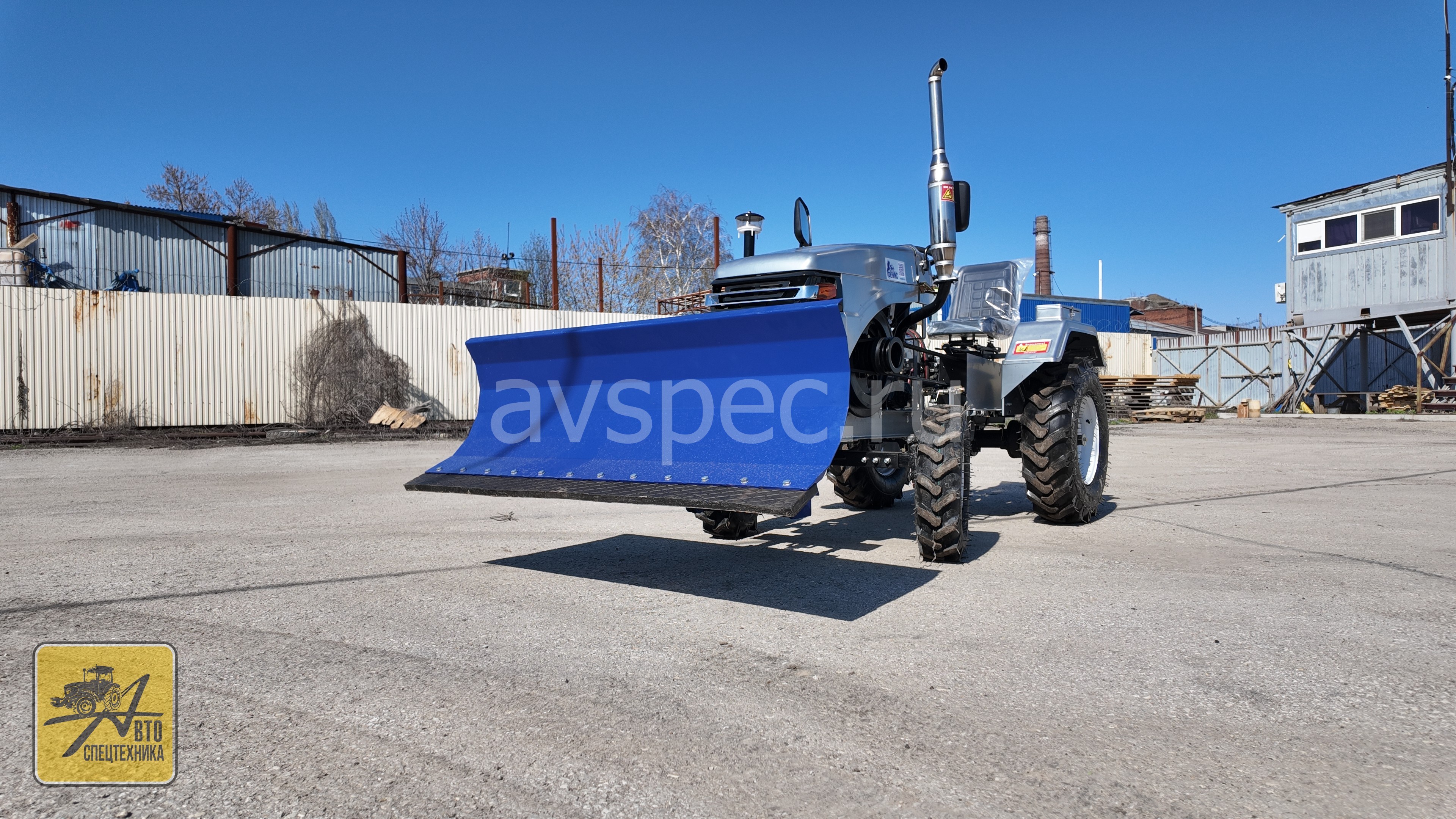 Минитрактор Феникс Р-3 с отвалом